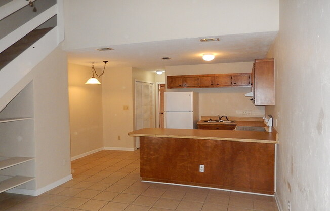 AWESOME 2/2 w/ Washer/Dryer, Vaulted Ceilings, Split Plan, Walk In Closet, & More! Walk/Bike to FSU/TCC! $1150/month Avail NOW!