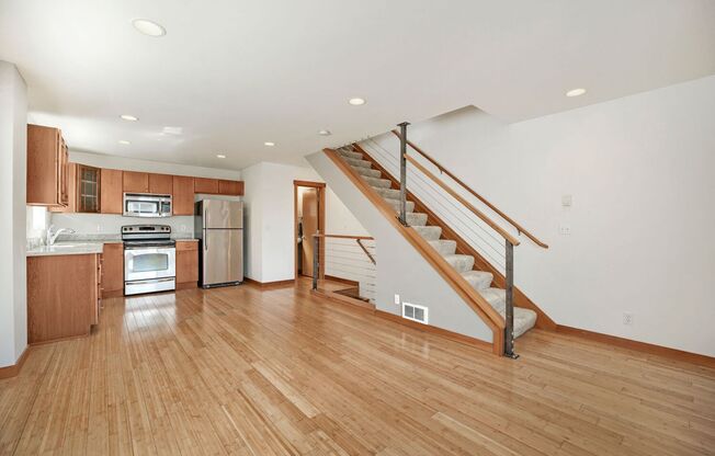 Beautiful 2 Bed Townhome Conveniently Located In Seattle!