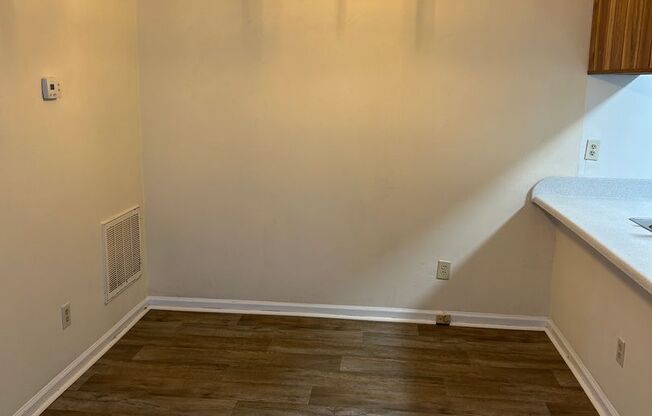 3 beds, 1 bath, 1,100 sqft, $1,500, Unit 517/101