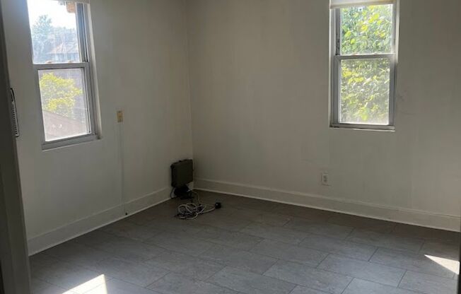 3 beds, 1 bath, $1,650, Unit Apt. 3