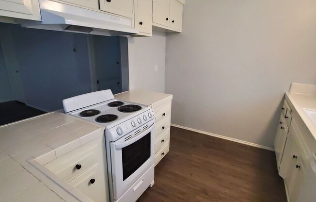 2 beds, 2 baths, $2,575, Unit B