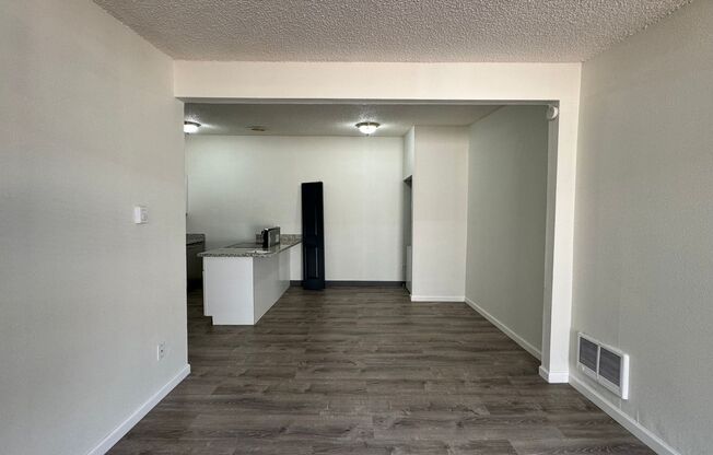 2 beds, 1 bath, 682 sqft, $1,300, Unit 35