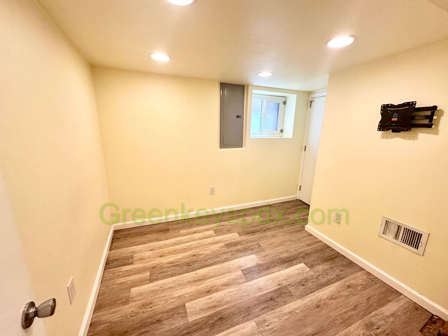 3-Bedroom, 2-Bathroom House with Attached Garage Near Belmont and SE 45th