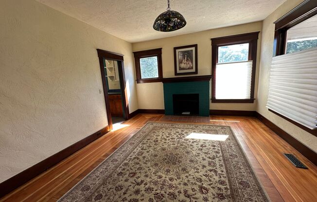 4 Bedroom Home Just Outside Of Albany With Plenty Of Parking.