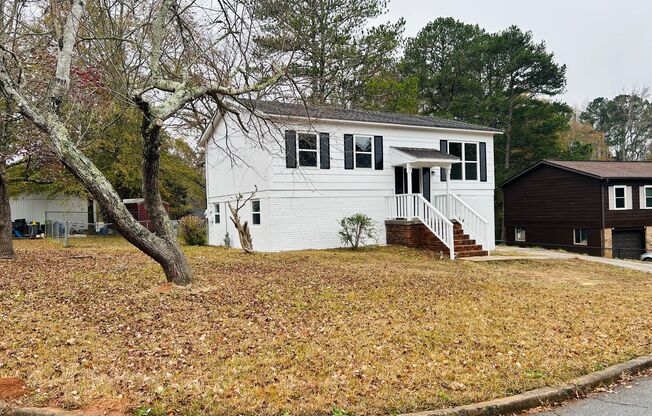 Beautifully renovated 4 bedroom 2 bathroom home in Newnan! Must See!