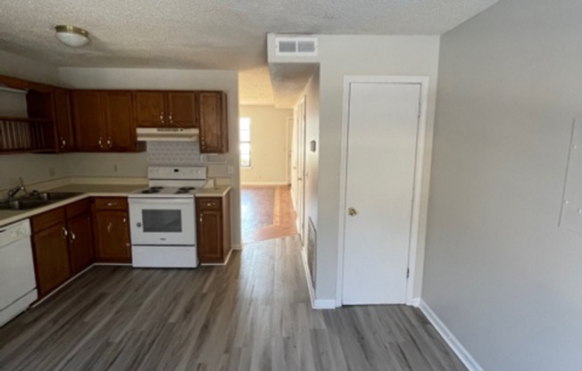 2 beds, 1.5 baths, $995, Unit B