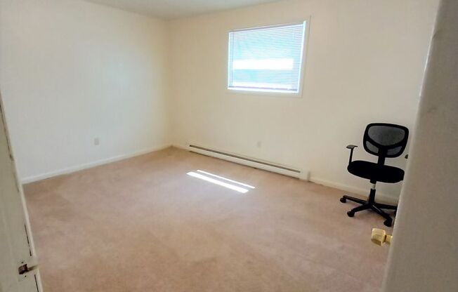 2 beds, 1 bath, 903 sqft, $1,170, Unit K-12