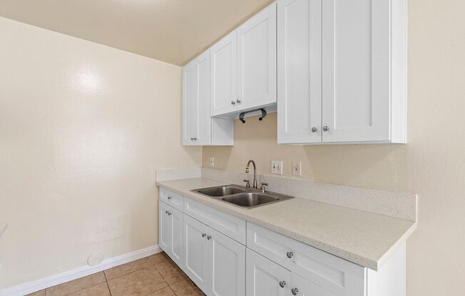 2 beds, 1 bath, $2,600, Unit 4