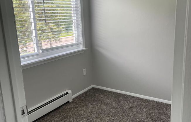 3 beds, 1.5 baths, 875 sqft, $1,295, Unit C11