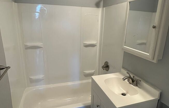 3 beds, 1 bath, $1,550, Unit 65