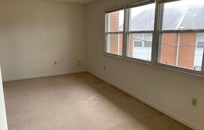 2 beds, 1 bath, $1,350, Unit 15