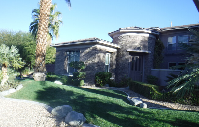 GORGEOUS HOME W/5 BEDROOMS+DEN/POOL & YARD SERVICE INCL!