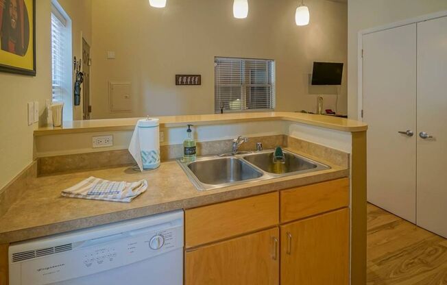 Studio, 1 bath, 600 sqft, $1,050, Unit B06