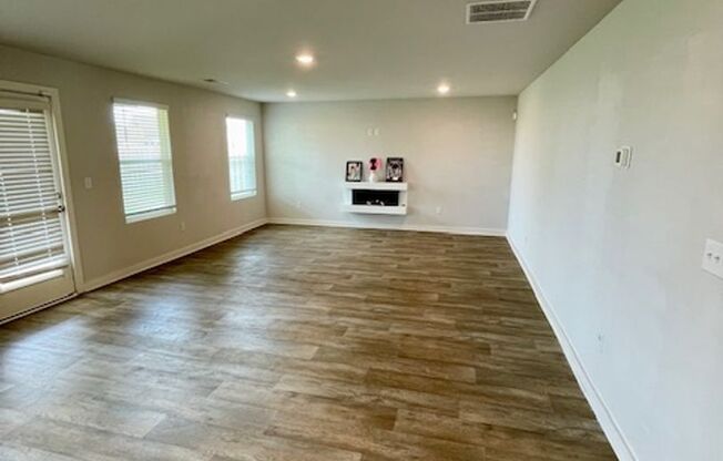 For Rent - 909 Teabiscuit Way