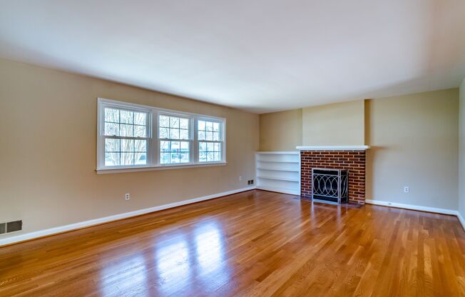 Gorgeous 4 Bed 3 Bath Brick Home In Serene Hollindale