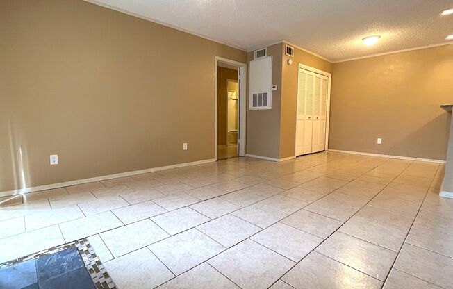 END OF JULY PRE-LEASE Spacious One Bedroom Condo Close to Campus On the Bus Route