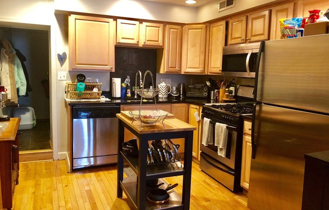 Charming 2 Bedroom/1.5 Bathroom Townhome in Federal Hill w/ Rooftop Deck!