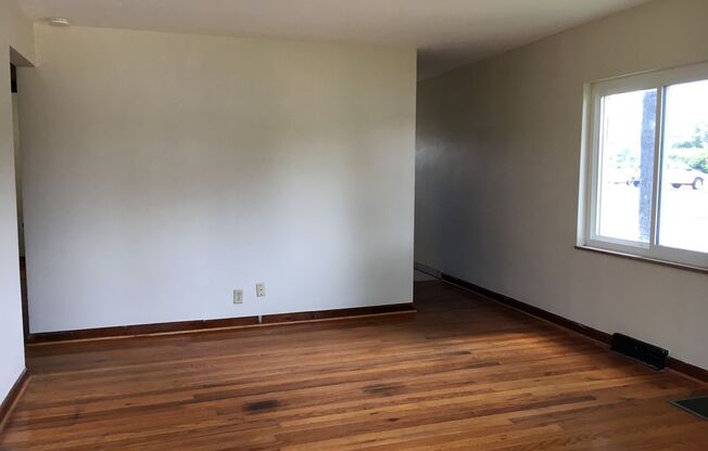 **2-BEDROOM HOUSE W/ DETACHED GARAGE IN BEECHWOLD!!**