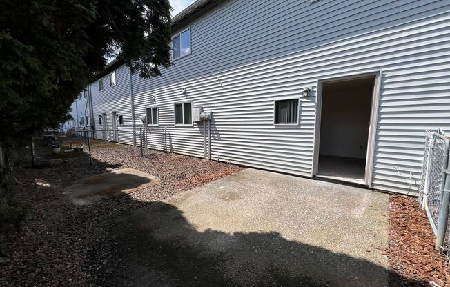 2 beds, 1 bath, 669 sqft, $1,245, Unit 33