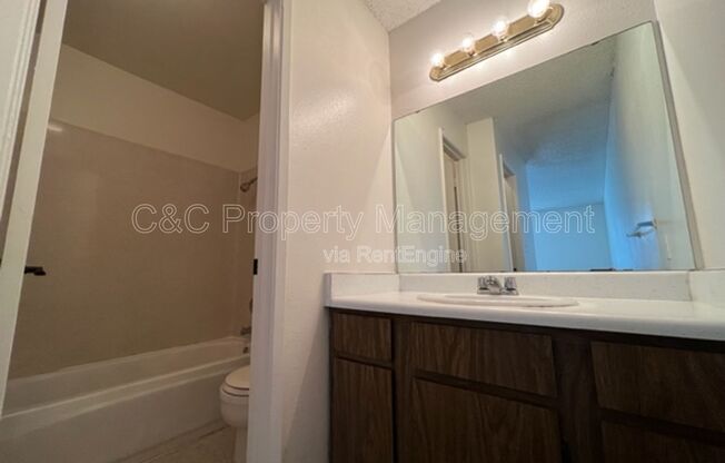 2 beds, 1 bath, 877 sqft, $1,150, Unit 263