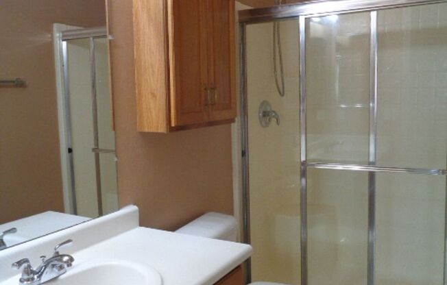 Cozy 3 bedroom home in Goodyear! Large backyard, great layout! Available NOW!