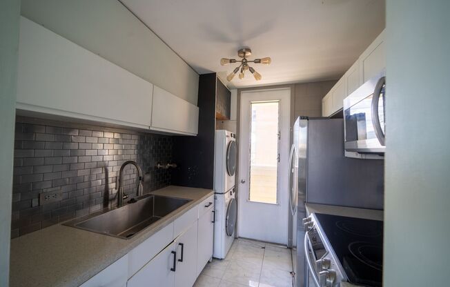 Available now! 2BD/1BA/1PKG at 1040 Kinau in Makiki.