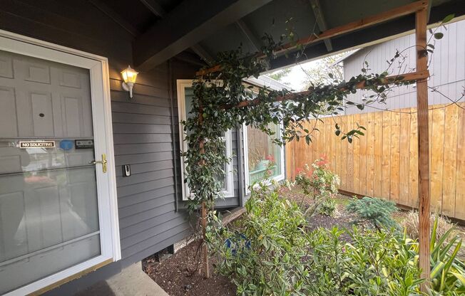 Charming 3 Bed 2 Bath home in Beaverton! Private Yard and Ensuite Bathroom!