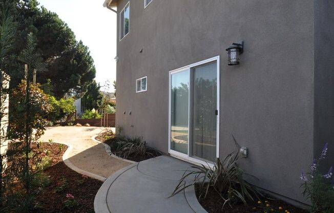 4BD/2BA, Great Yard!