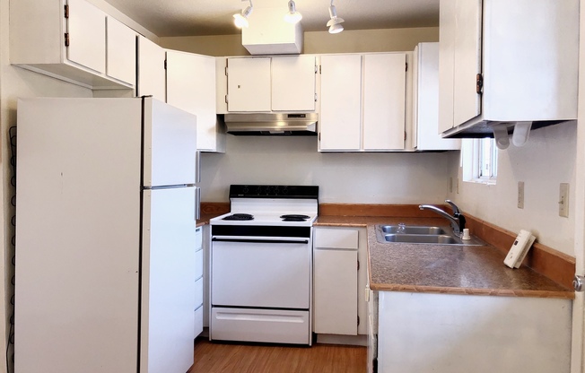 2 beds, 1 bath, $1,300, Unit 04