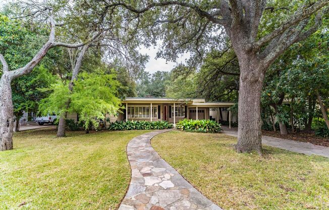 3-BEDROOM MID-CENTURY IN ALAMO HEIGHTS