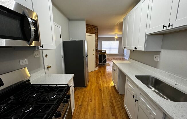 2 beds, 1 bath, $1,700, Unit 4927 1E