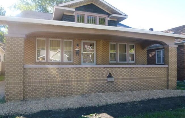 2 Bedroom Home Near Union Hospital - Pets Welcome!