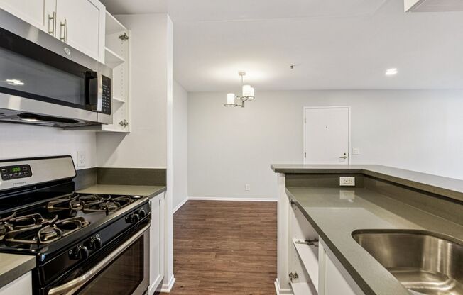 2 beds, 2 baths, 850 sqft, $2,798, Unit 415