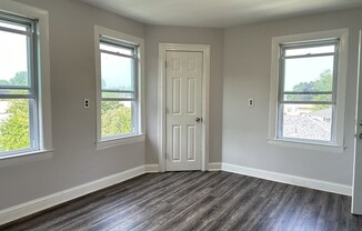 2 beds, 1 bath, $2,000, Unit 3