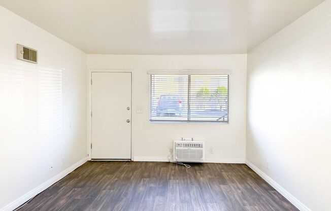 2 beds, 1.5 baths, $2,195, Unit 5