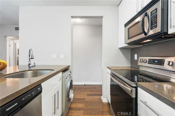 1 bed, 1 bath, 740 sqft, $3,000, Unit 326
