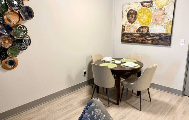 2 beds, 1 bath, 800 sqft, $1,049