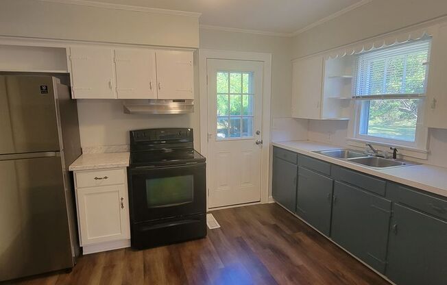 2 beds, 1 bath, $1,600