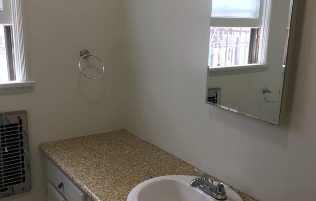 Studio, 1 bath, 380 sqft, $1,600