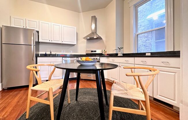 $2,890 / 2 br / 2 ba / 1,400 sqft
