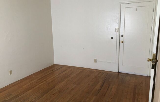 This is a great studio apartment, with nice hardwood floors