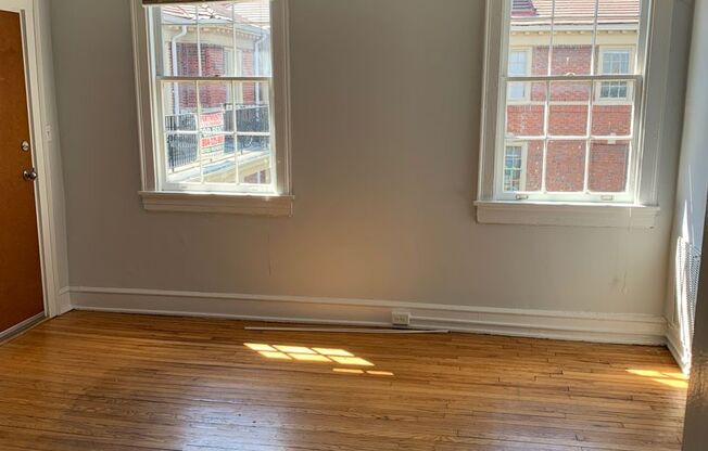 3 beds, 1 bath, $1,800, Unit Apt.  5
