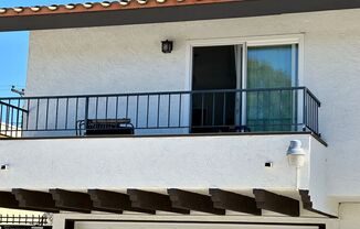 Upstairs apartment with balcony in North Park