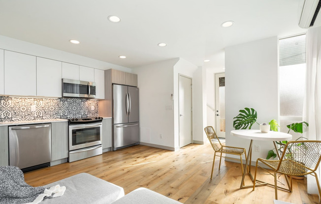 Stunning 2 bedroom w/rooftop deck in Beacon Hill!