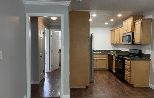 2 beds, 1 bath, 890 sqft, $2,555, Unit 0031