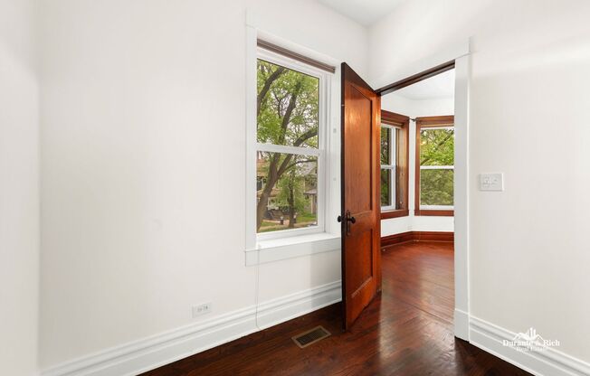 Portage Park 3-Bedroom Gem with Laundry In-unit