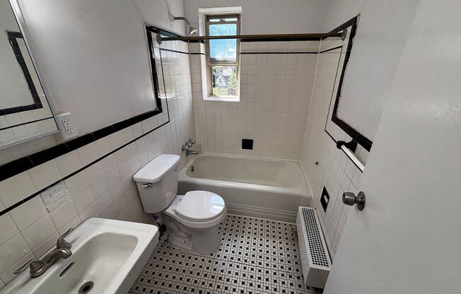 1 bed, 1 bath, 653 sqft, $950, Unit D32