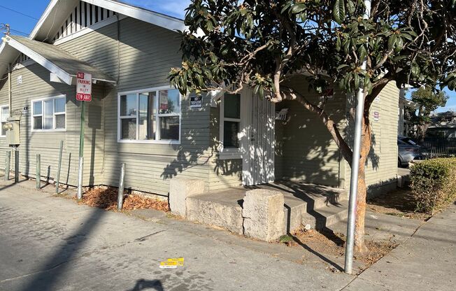 2 beds, 1 bath, $2,745, Unit 115 E Pine St