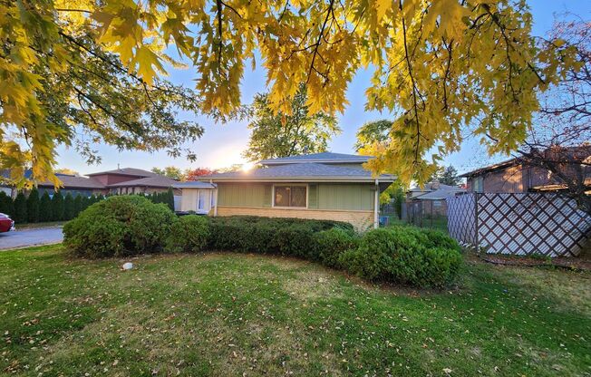 Welcome to the heart of South Holland’s Central District, where quiet charm meets everyday convenience.