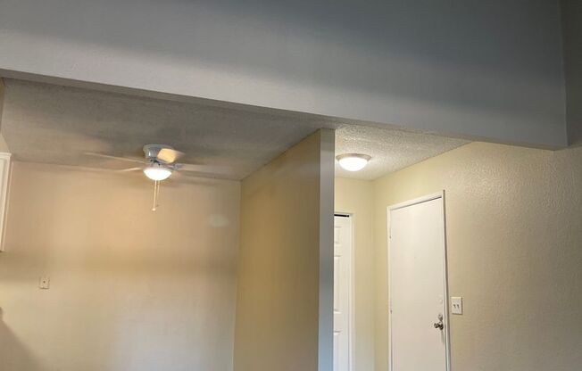 2 beds, 1 bath, 861 sqft, $1,725, Unit 122